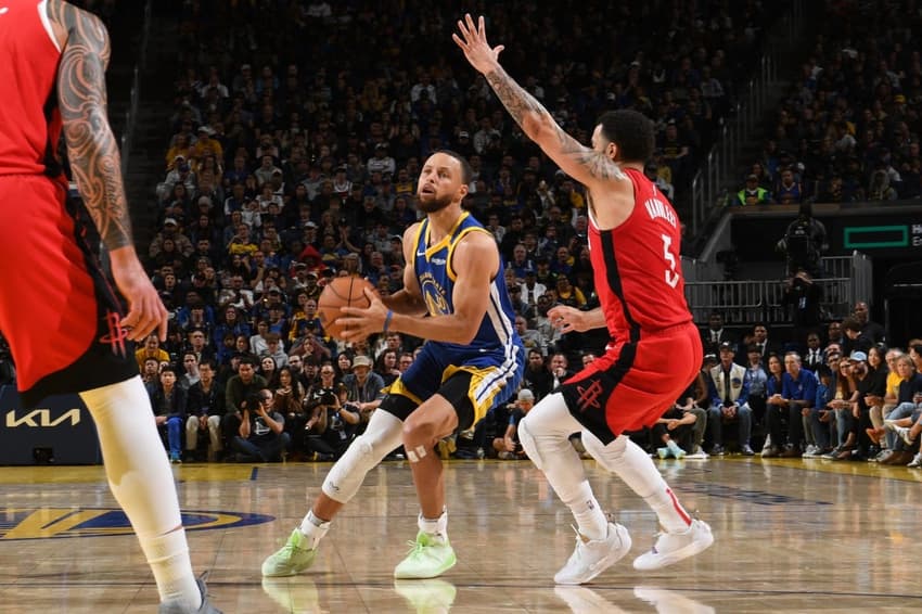 Golden State Warriors volta à quadra nesta terça-feira (8)