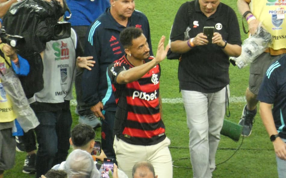 Danilo ‘faz as pazes’ com torcedor do Flamengo que detonou o lateral; veja