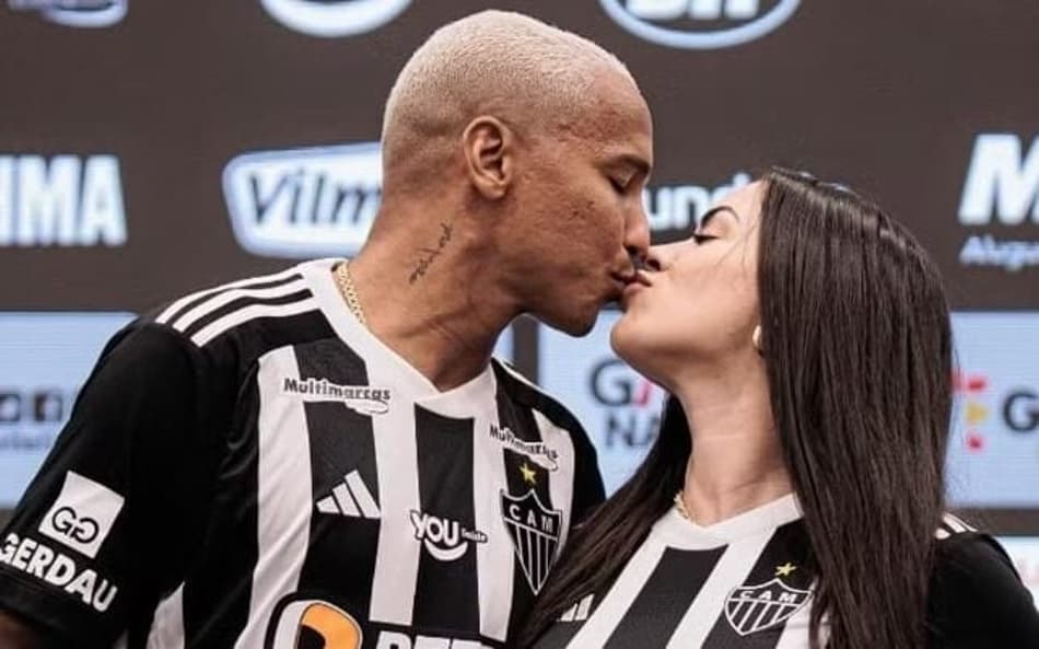 Esposa de Deyverson posta ‘calendário do amor’ e web enlouquece com teoria