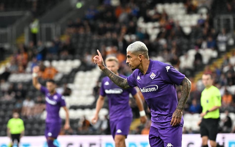 Com oito temporadas no futebol europeu, Dodô, da Fiorentina, sonha com a Seleção