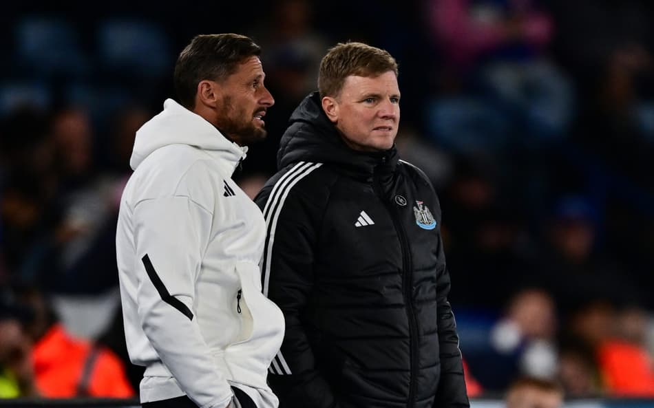 Eddie Howe supera pneumonia e retorna ao Newcastle