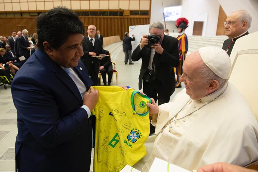Ednaldo Rodrigues entrega camisa da Seleção ao Papa Francisco