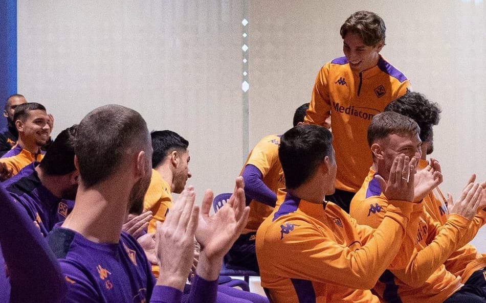 Após convulsão em campo, Bove retorna ao CT da Fiorentina; veja vídeo