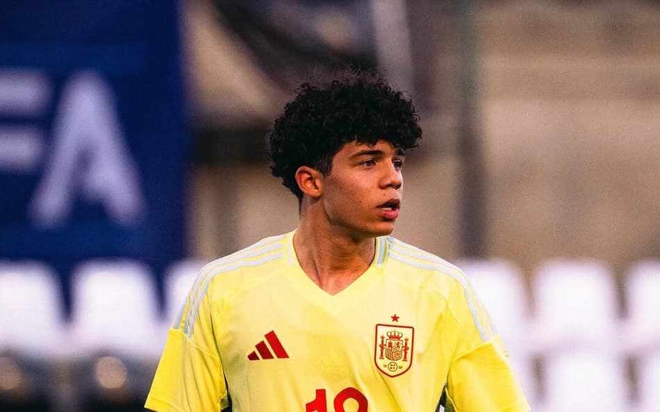 Gol e assistência de letra: Filho de Marcelo brilha pela Seleção Espanhola