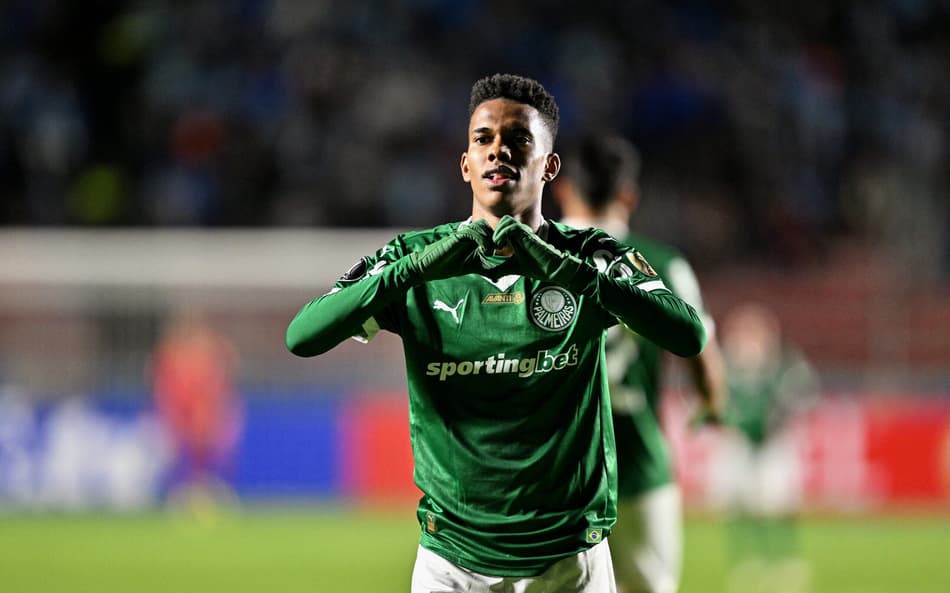 Estêvão atualiza quadro médico após pedir substituição em vitória do Palmeiras