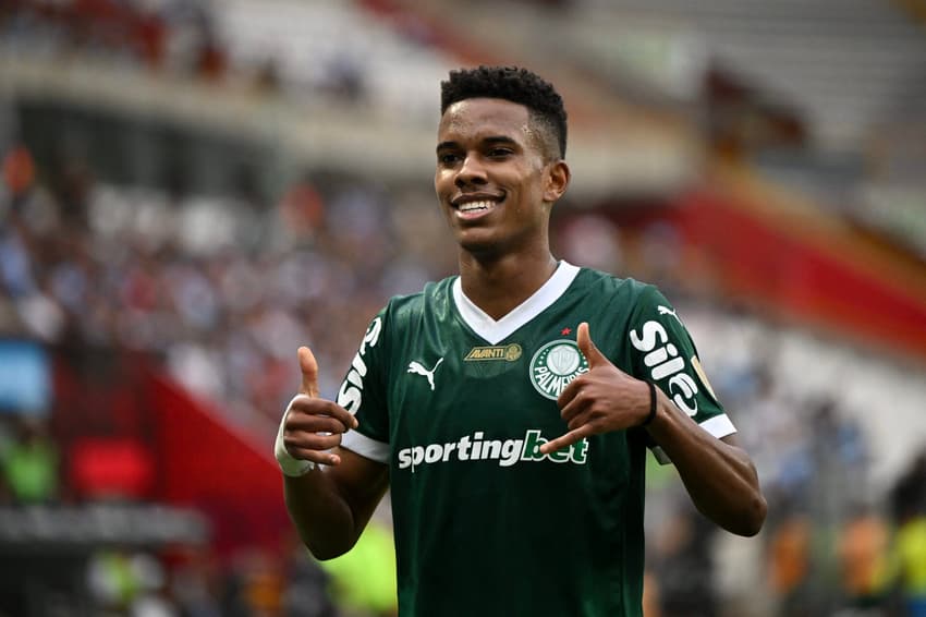 Estêvão comemora gol no jogo do Palmeiras contra o Sporting Cristal (Foto: Ernesto Benavides / AFP)