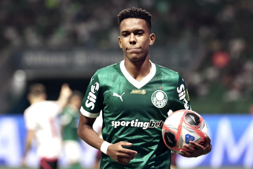 Estêvão em jogo do Palmeiras contra o Botafogo-SP pelo Paulistão 2025