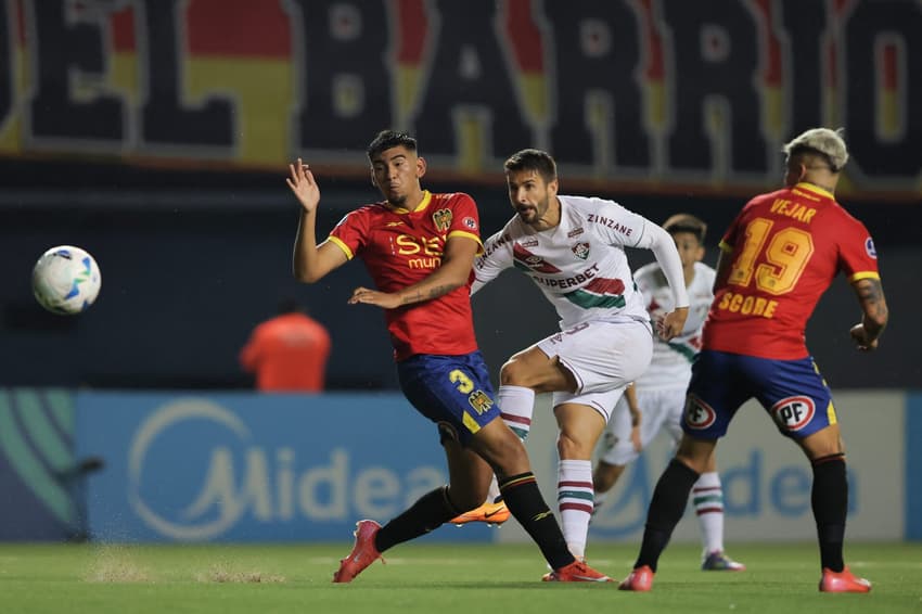 Everaldo chuta a gol no jogo do Fluminense contra o Unión Española pela Sul-Americana