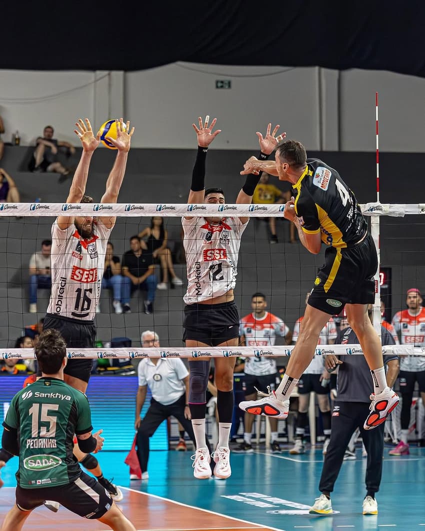 E DEU PRAIAAAA CLUBE-UBERLÂNDIA VÔLEI EM CASAA No 2º jogo das Quartas de Final da Superliga 24-25 VENCEMOS por 3 sets a 0 o Sesi Bauru. E QUE VENHA O 3º JOGOOOOO! Então, Quinta-feira (17-04) tem (4)