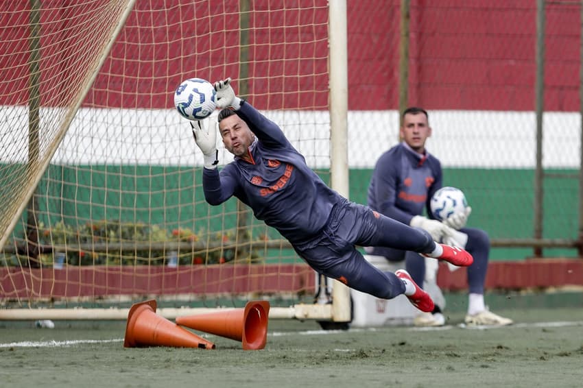 Fábio em treino do Fluminense (Foto: Lucas Merçon/FFC)
