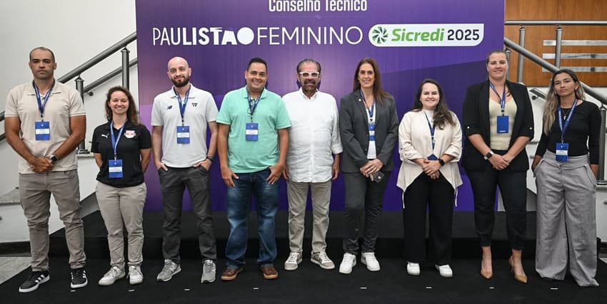 O Presidente da FPF, Reinaldo Carneiro Bastos, ao lado dos representantes dos oito clubes participantes da edição do Paulistão Feminino 2025. (Foto: Rodrigo Corsi/ Ag. Paulistão)