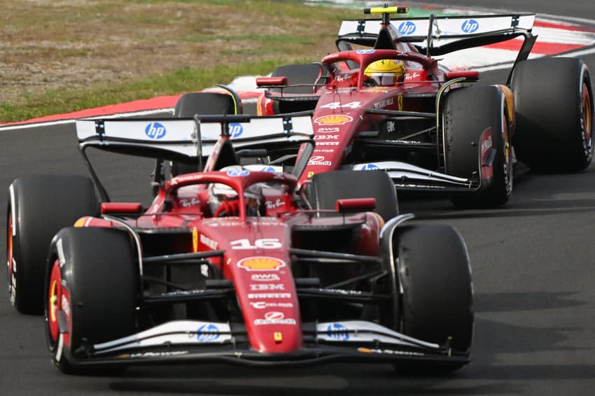 Companheiros da Ferrari, Charles Leclerc e Lewis Hamilton durante o GP da China para a F1 2025 (Foto: JADE GAO / AFP)
