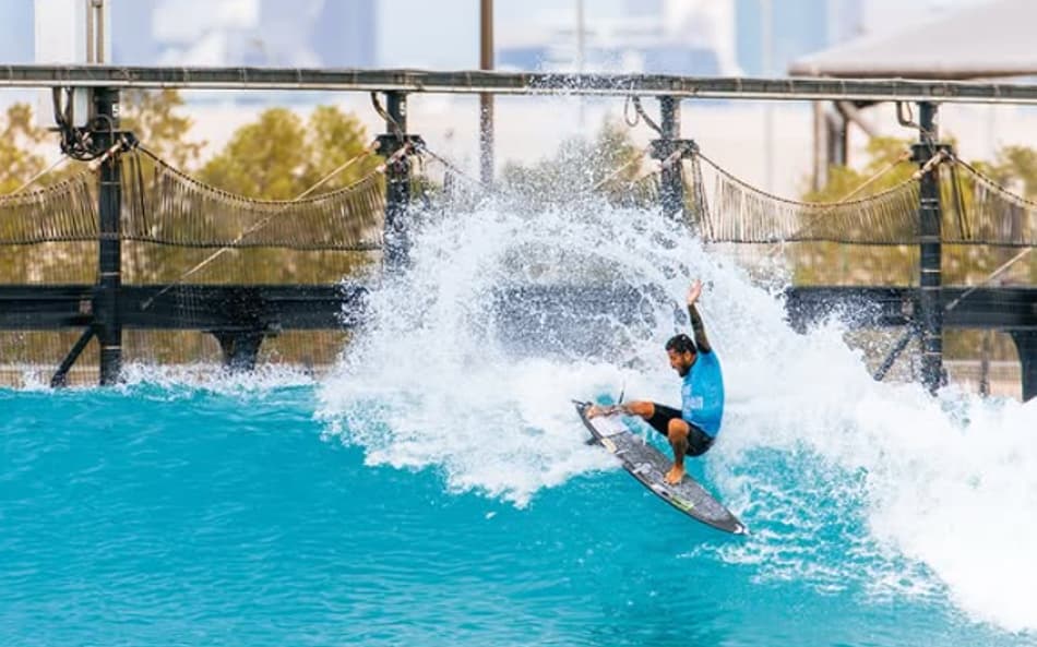 Filipe Toledo sofre acidente em etapa da WSL e se irrita com fotógrafo