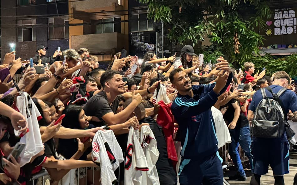 Com muita festa da torcida, Flamengo chega em Belém para a Supercopa Rei