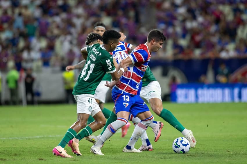 Estêvão durante jogo do Palmeiras contra o Fortaleza