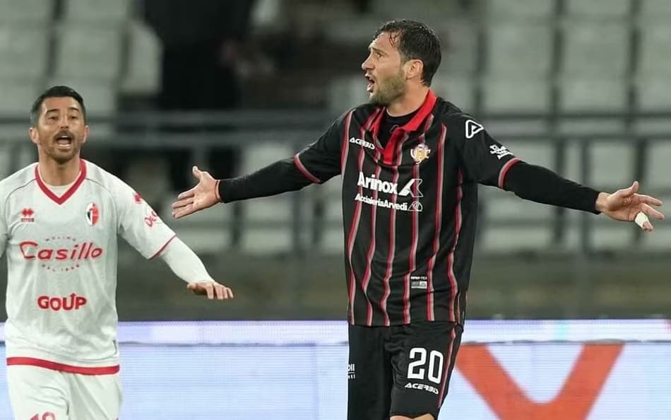 Jogador é suspenso por dez jogos após cometer injúrias raciais em partida