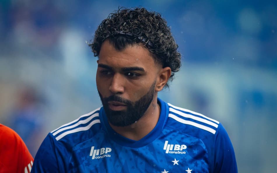 Expulsão? Gabigol acerta adversário, e ex-árbitro analisa lance em Unión x Cruzeiro