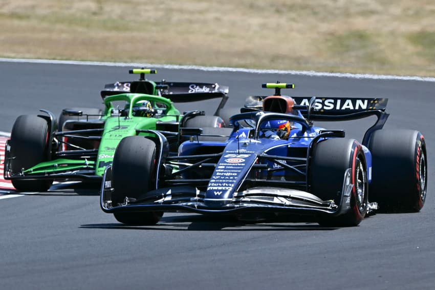 Carlos Sainz e Gabriel Bortoleto durante TL2 no GP do Japão (Foto: MOHD RASFAN / AFP)