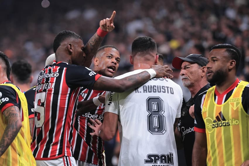 Confusão após o gol de Luciano para o São Paulo no jogo de ida da semifinal da Copa do Brasil contra o Corinthians. Resultado: 2 a 1 para o Timão.