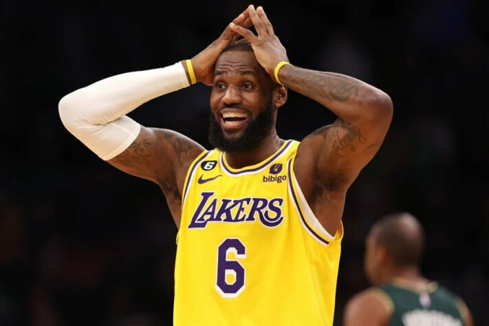 LeBron James estreou na NBA em 29 de outubro de 2003. Pelo Cleveland Cavaliers, com apenas 18 anos de idade, o jogador atuou na derrota contra o Sacramento Kings. Na época, algumas celebridades sequer eram nascidas. Veja a lista a seguir. LeBron James estreou na NBA em 29 de outubro de 2003. Pelo Cleveland Cavaliers, com apenas 18 anos de idade, o jogador atuou na derrota contra o Sacramento Kings. Na época, algumas celebridades sequer eram nascidas. Veja a lista a seguir.