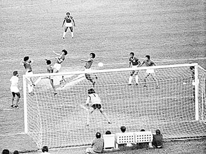 Internacional 1x0 Cruzeiro - Brasileirão 1975. Gol iluminado Foto: Museu do SC Internacional