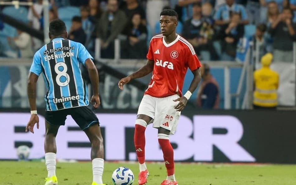 Pênalti? Ex-árbitro bate martelo em lance polêmico de Grêmio x Internacional