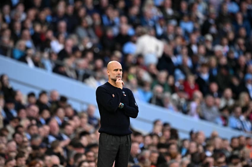 Pep Guardiola observa confronto entre Manchester City e Southampton (Foto: Oli Scarff / AFP)