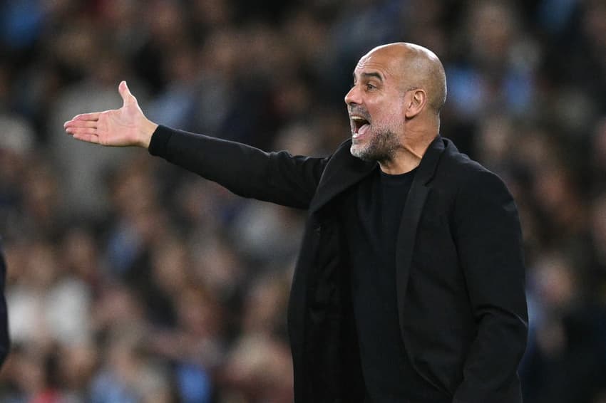 Guardiola à beira do campo na partida entre Manchester City e Inter de Milão (Foto: Oli SCARFF / AFP)