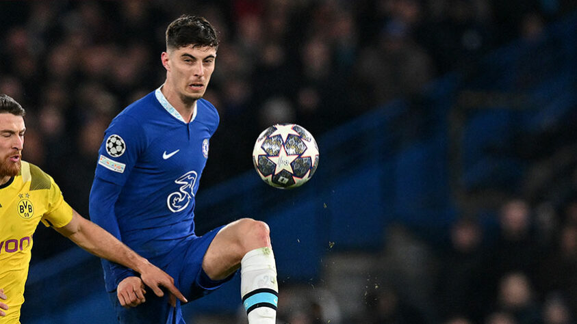 ESQUENTOU - O jornalista Fabrizio Romano afirmou que Kai Havertz, meia do Chelsea (Inglaterra), está próximo de trocar de endereço em Londres. O jogador estaria negociando com o Arsenal, em uma transferência que ficar abaixo dos 75 milhões de libras (R$460 milhões na cotação atual) exigidos pelos Blues. ESQUENTOU - O jornalista Fabrizio Romano afirmou que Kai Havertz, meia do Chelsea (Inglaterra), está próximo de trocar de endereço em Londres. O jogador estaria negociando com o Arsenal, em uma transferência que ficar abaixo dos 75 milhões de libras (R$460 milhões na cotação atual) exigidos pelos Blues.