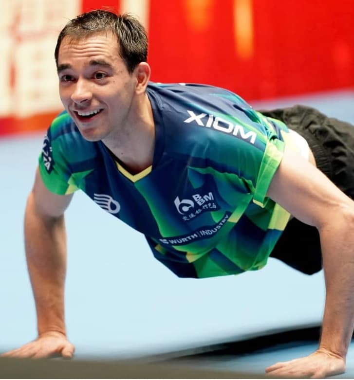 Hugo Calderano comemora vitória na semifinal da Copa do Mundo de Tênis de Mesa