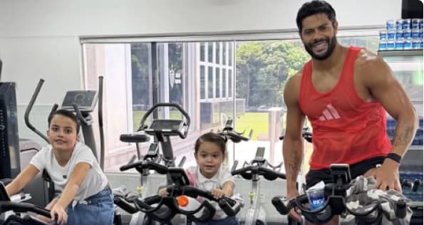 Atacante Hulk e as filhas Alice (9 anos) e Zaya (2 anos) (Rerpodução