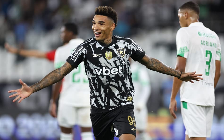 Questionado no Botafogo, Igor Jesus rebate críticas por falta de gols