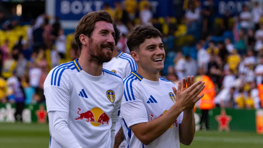 Em busca de confirmar o acesso direto para a Premier League, o Leeds enfrenta o Oxford fora de casa, veja onde assistir (Foto: Divulgação/Leeds United)