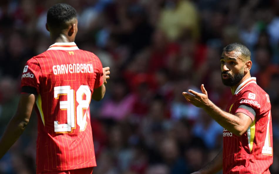 Jogador do Liverpool vive impasse sobre saída ou permanência (Foto: PETER POWELL/AFP)
