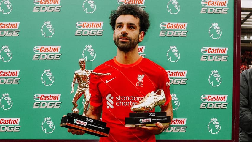 Salah com os prêmios de Playmaker e Artilheiro da temporada da Premier League na temporada 2021-22 (Foto: Divulgação/Liverpool)