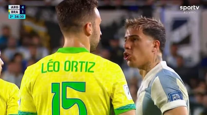 Na goleada da Argentina por 4 a 1 sobre o Brasil, Léo Ortiz, do Flamengo, e Enzo Fernandéz, do Chelsea tiveram uma discussão (Foto: Reprodução)