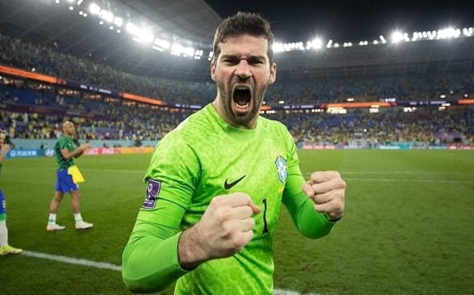 Após corte na Seleção, Alisson estará disponível para o Liverpool, afirma jornalista