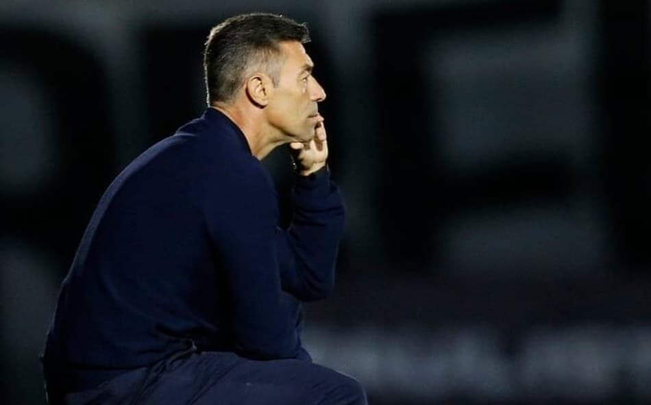 Grêmio abre a semana sem técnico e vê imbróglio com Caixinha