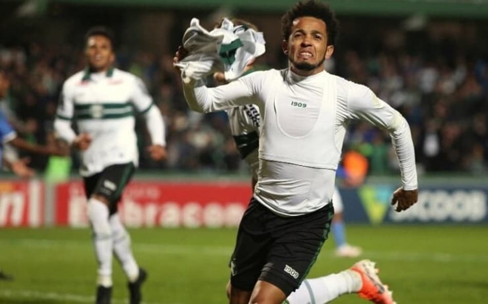 Ex-Cruzeiro e Coritiba é confundido com Raphinha e recebe mensagens racistas de argentinos