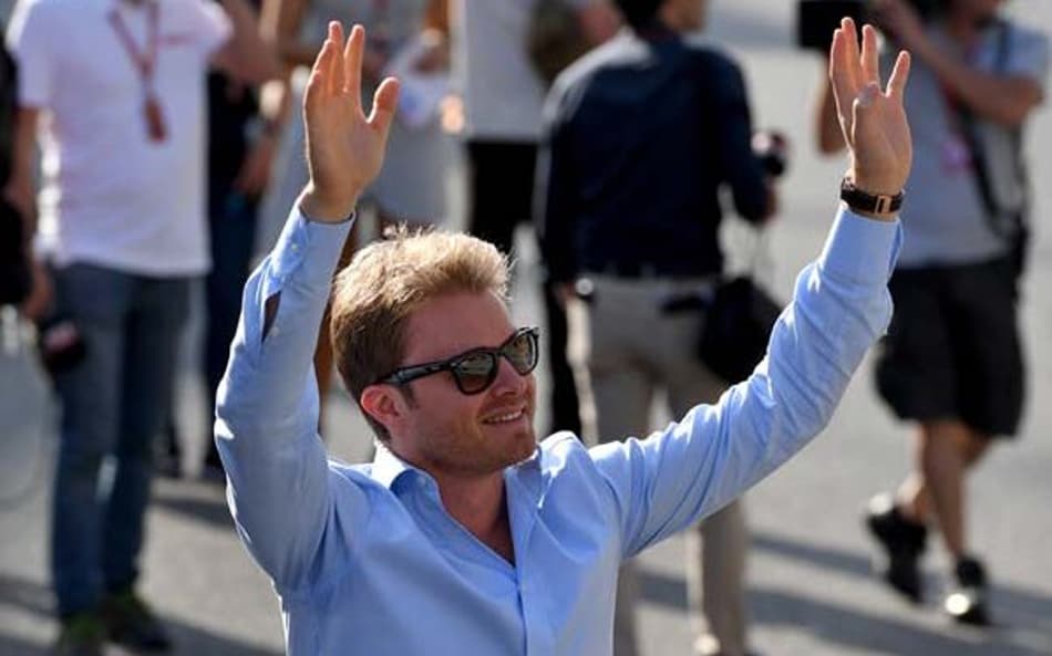 Rosberg critica traje vermelho de Hamilton em despedida da Mercedes: ‘Inadequado’