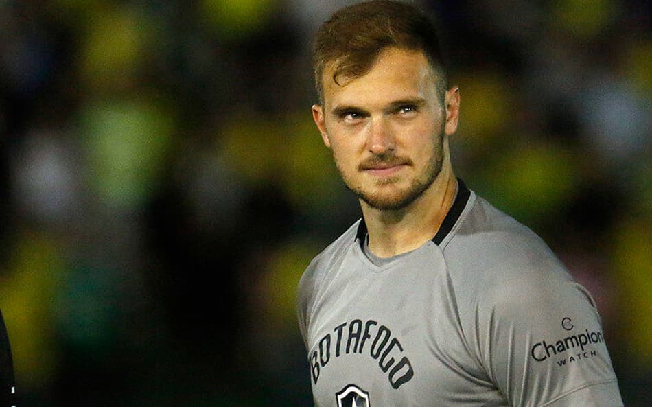 Apesar da vitória sobre Patronato, Lucas Perri pede atenção ao Botafogo: ‘Não tem nada decidido’