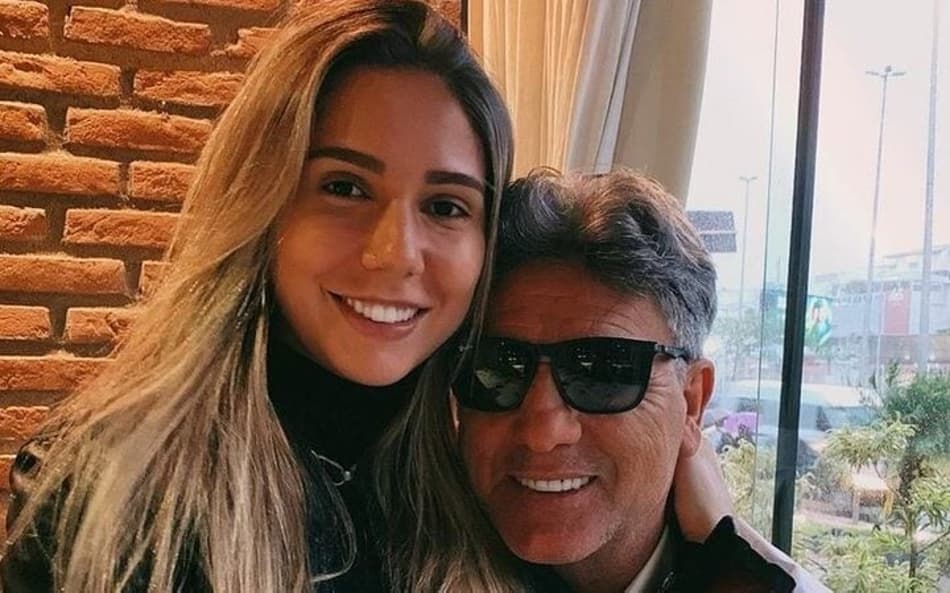 Carol Portaluppi, filha de Renato Gaúcho, comemora título do Grêmio na web; veja