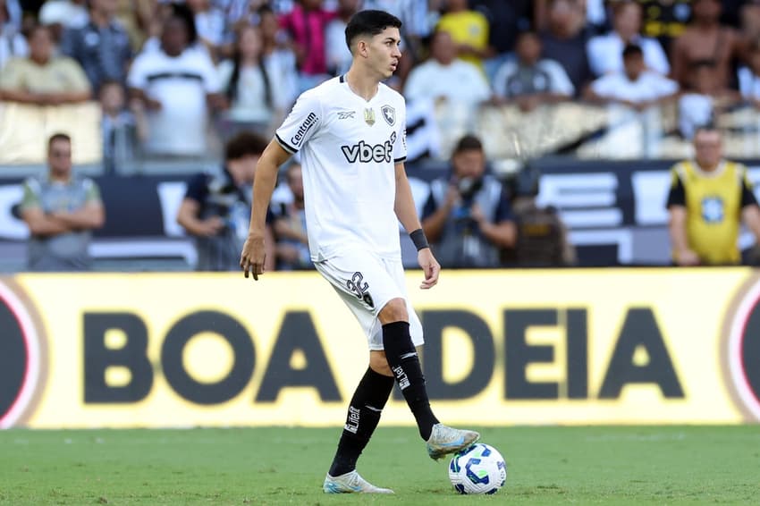 Jair Cunha vai desfalcar o Botafogo diante do Estudiantes
