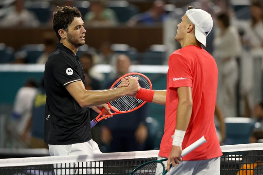 Taylor Fritz e Jakub Mensik se cumprimento após a semifinal do Miami Open (Foto: Matthew Stockman/Getty Images/AFP)