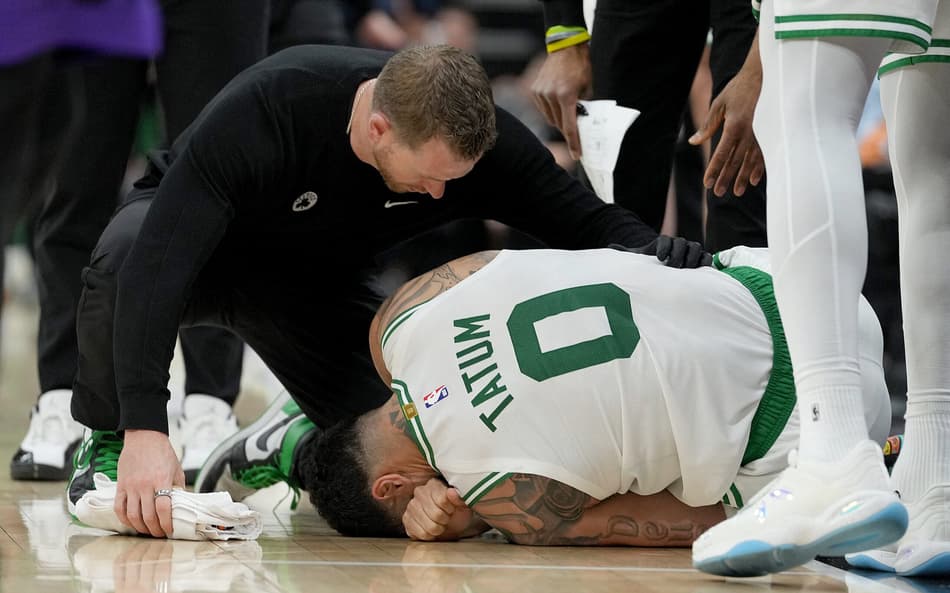 Jayson Tatum sofre lesão e preocupa Boston Celtics antes de playoffs da NBA