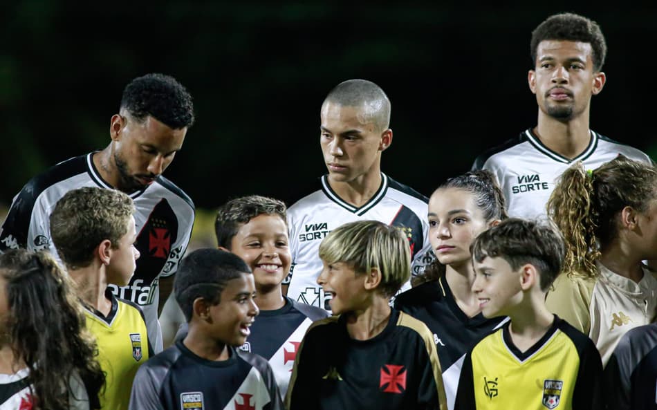 Jogador do Vasco discute com torcedores após jogo do Carioca; veja