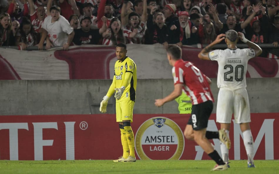 Melhores momentos: John falha, Botafogo perde para o Estudiantes e se complica na Libertadores
