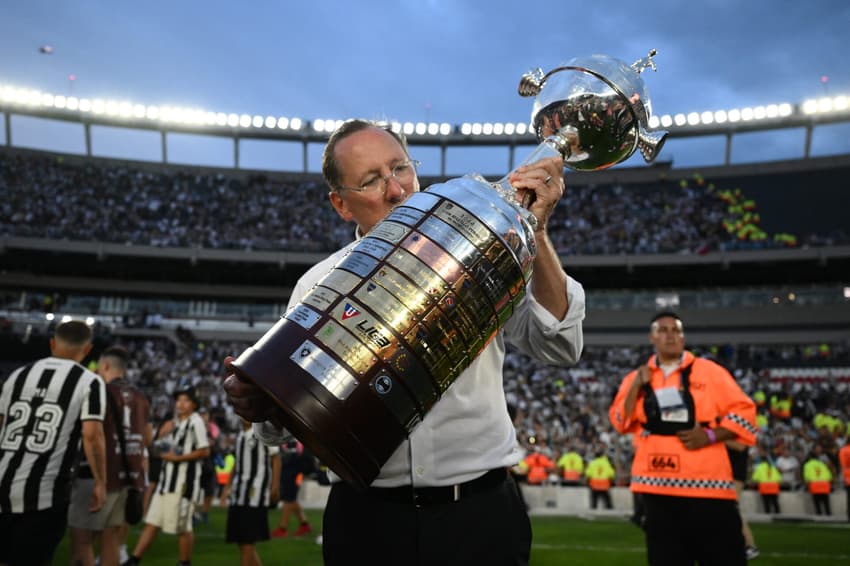 John Textor com a taça da Libertadores conquista pelo Botafogo (Foto: Luis Robayo / AFP)