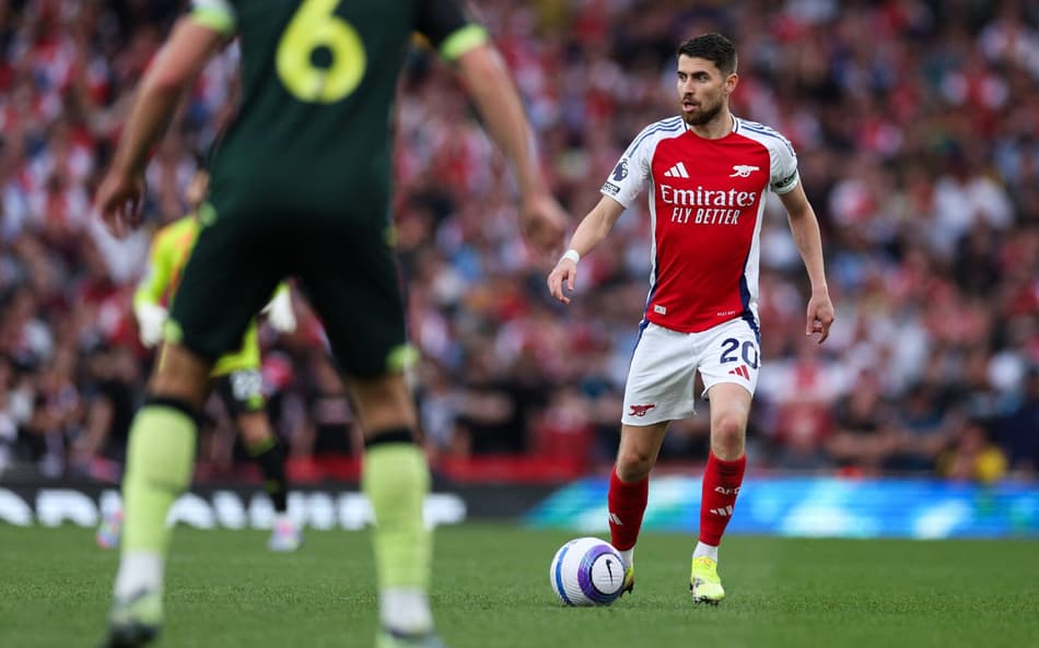 Jorginho, alvo do Flamengo, deixa jogo do Arsenal com problema; técnico detalha situação