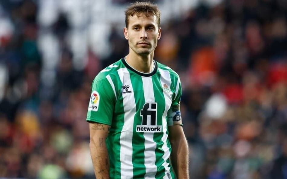 Jornalista mexicano dispara contra o meio-campista Sergio Canales
